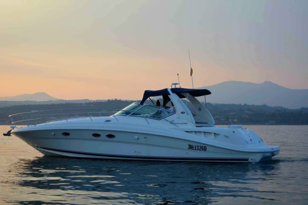 Votre journée à Moniga del Garda : louez un bateau à moteur pour une journée complète de découverte.