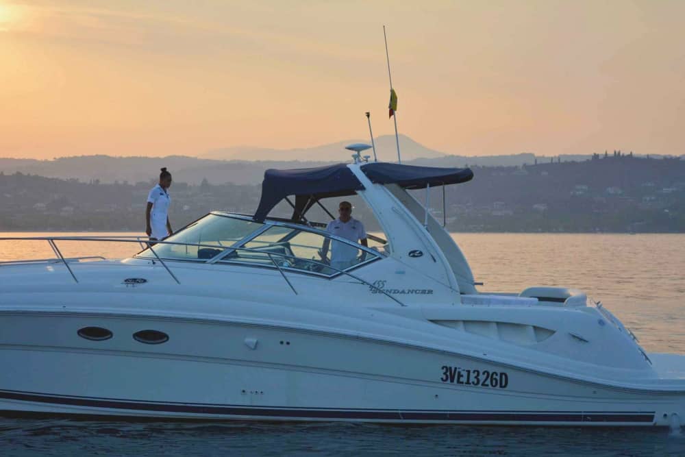 Votre journée à Moniga del Garda : louez un bateau à moteur pour une journée complète de découverte.