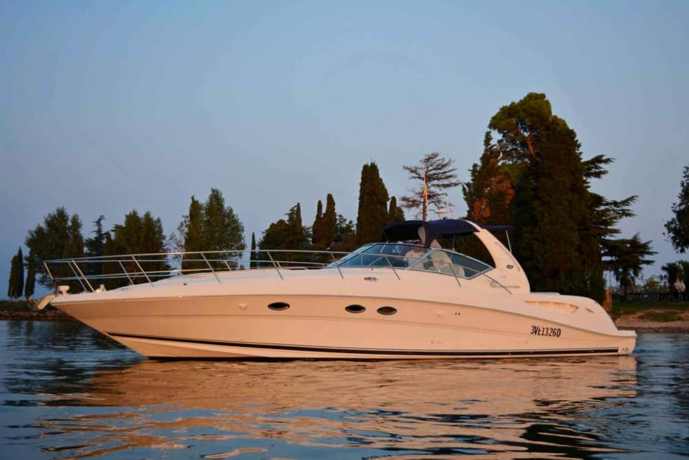 Votre journée à Moniga del Garda : louez un bateau à moteur pour une journée complète de découverte.