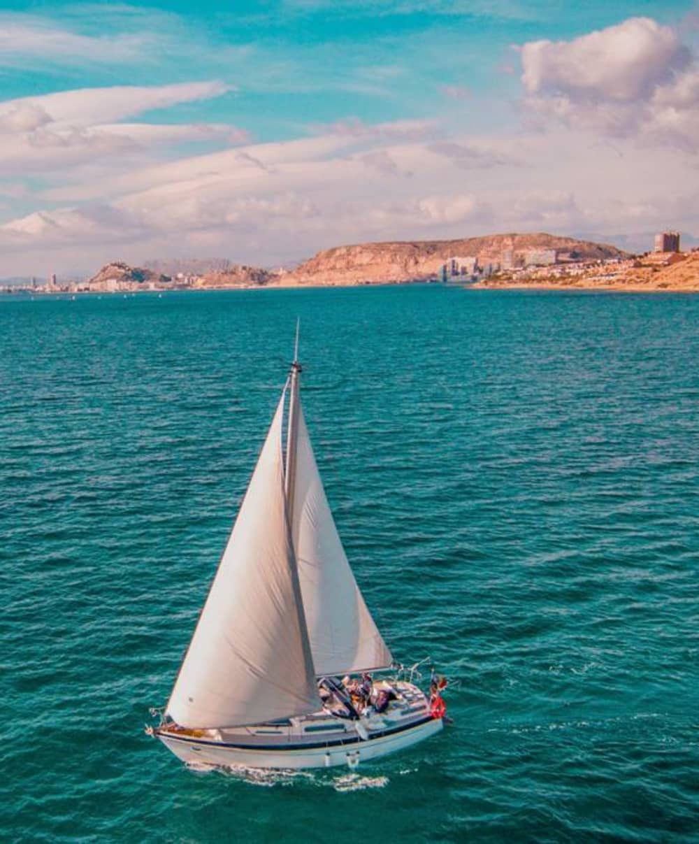 Descubre Alicante en una excursión de un día completo en velero.
