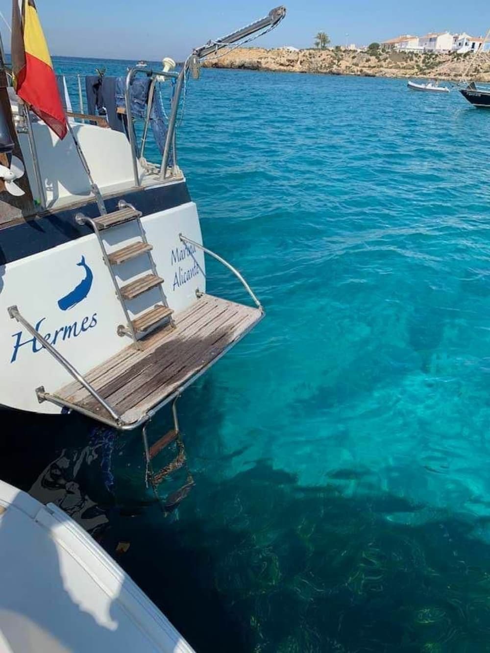 Descubre Alicante en una excursión de un día completo en velero.