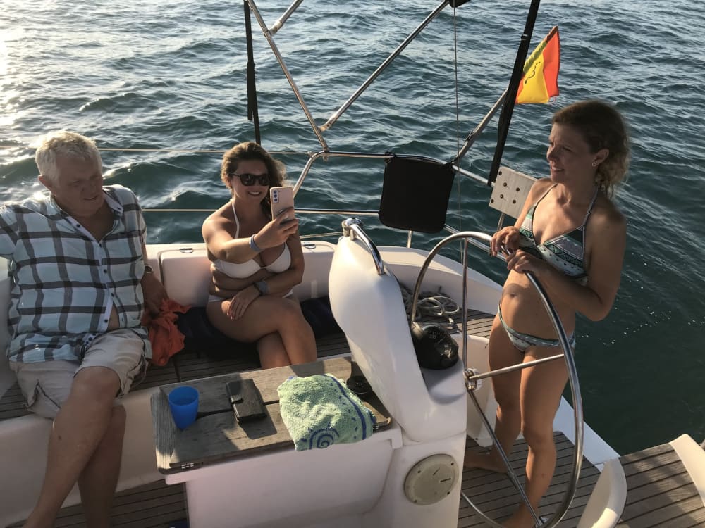 Scopri Santa Pola a bordo di una barca a vela per un'intera giornata.