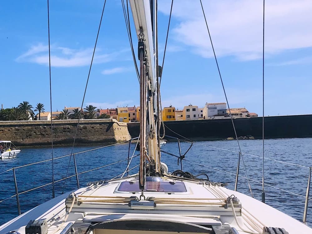 Scopri Santa Pola a bordo di una barca a vela per un'intera giornata.