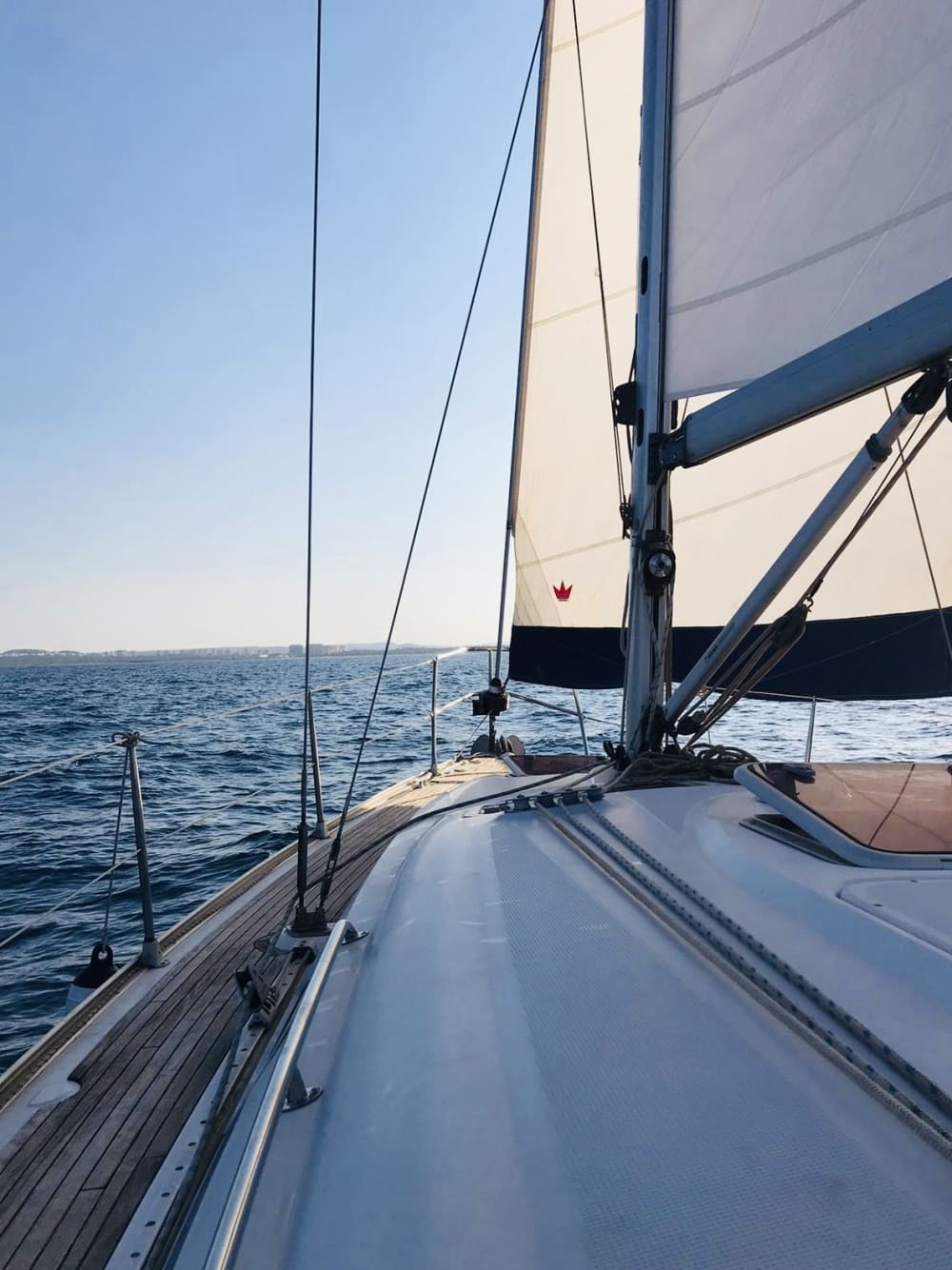 Scopri Santa Pola a bordo di una barca a vela per un'intera giornata.