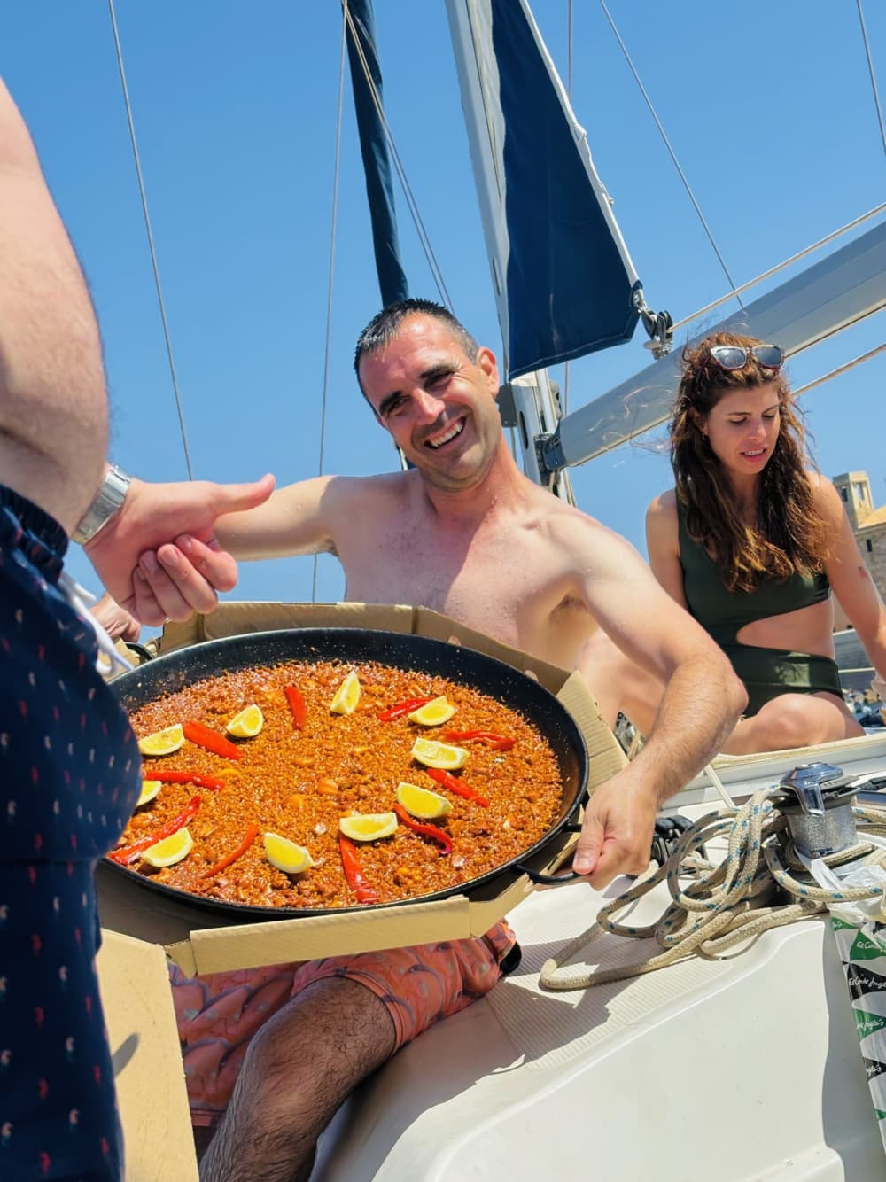 Scopri Santa Pola a bordo di una barca a vela per un'intera giornata.