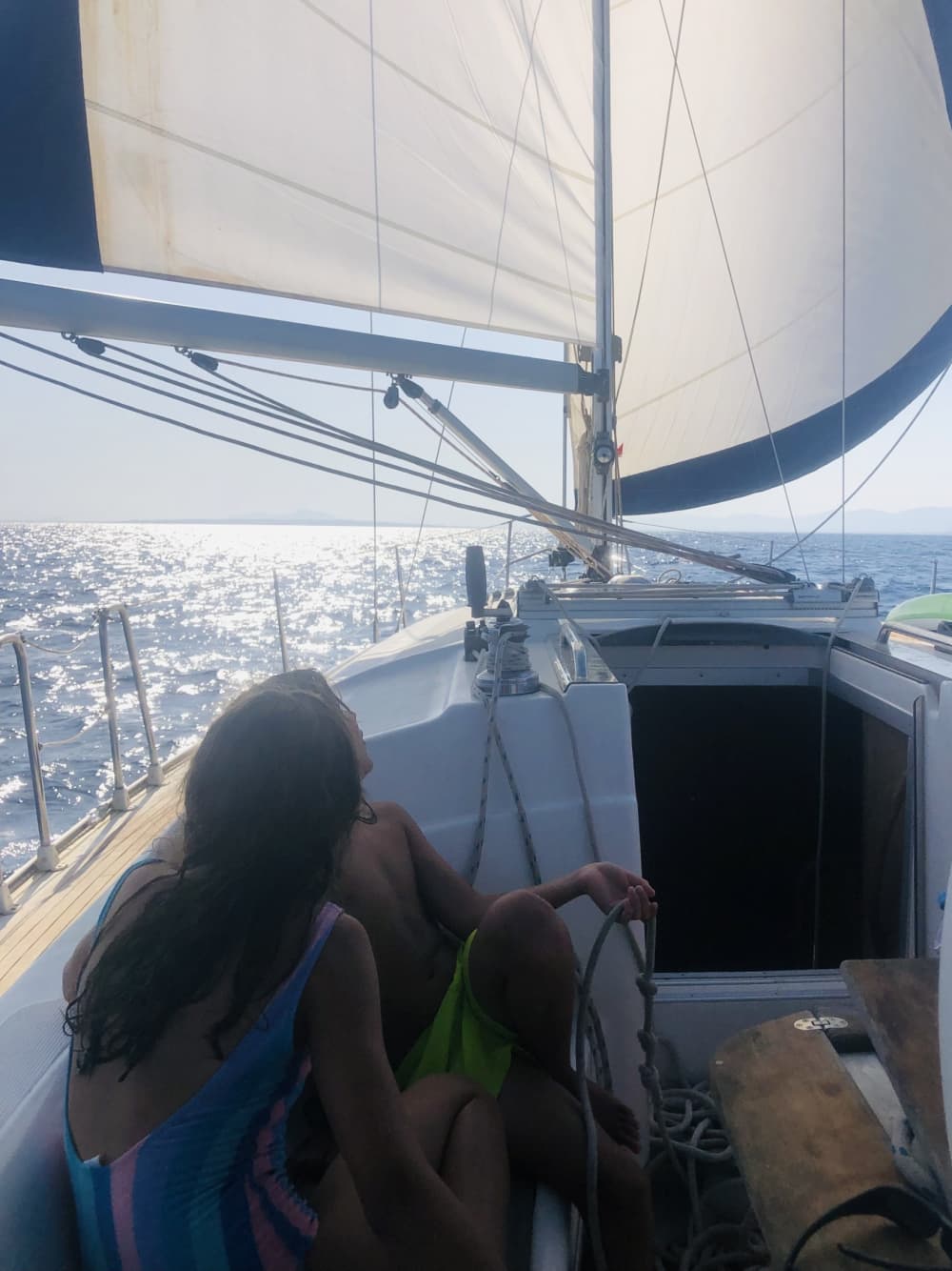 Scopri Santa Pola a bordo di una barca a vela per un'intera giornata.