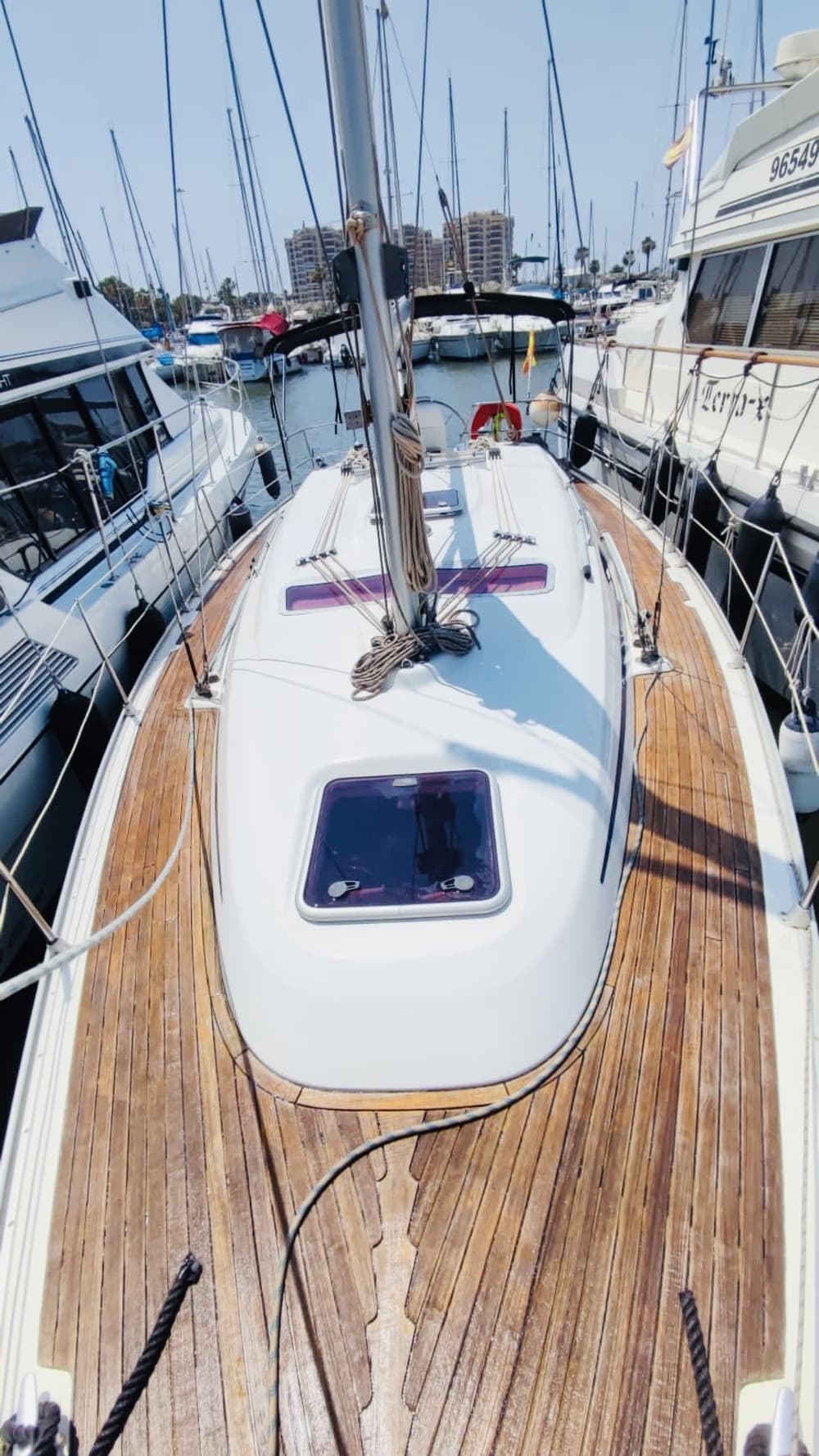 Scopri Santa Pola a bordo di una barca a vela per un'intera giornata.