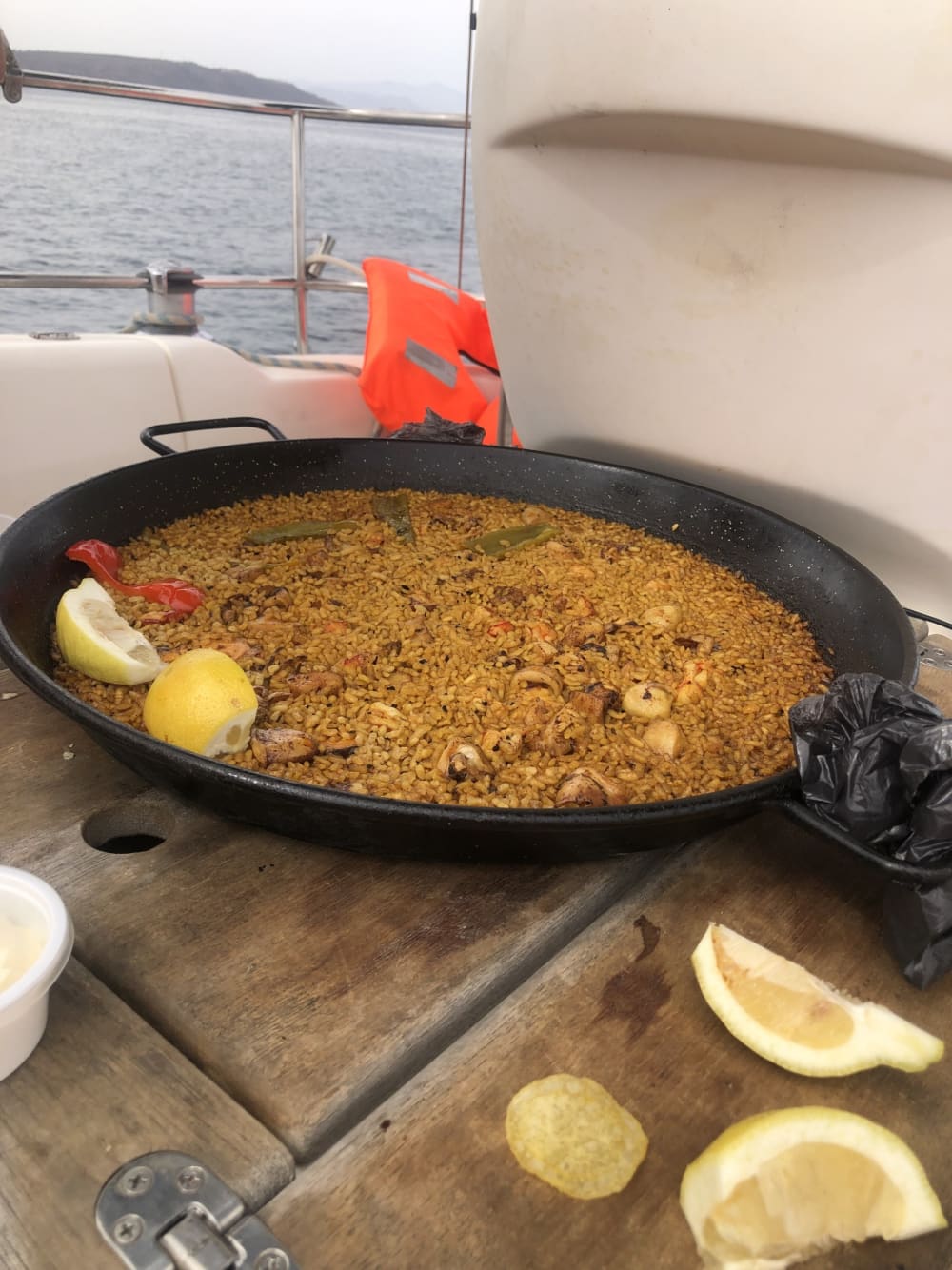 Scopri Santa Pola a bordo di una barca a vela per un'intera giornata.