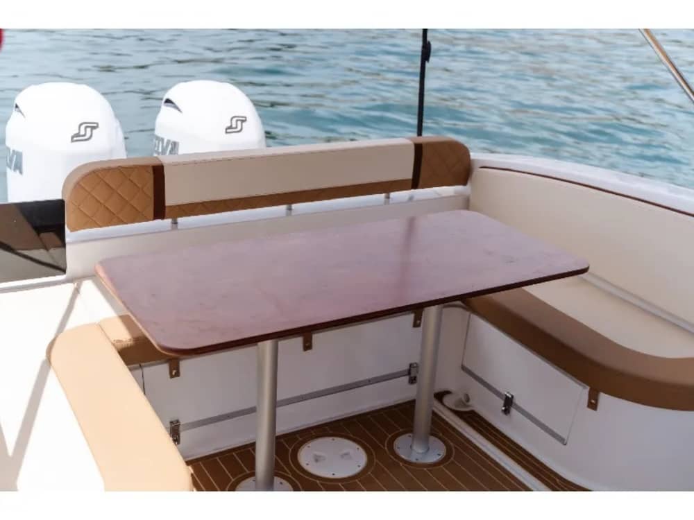 Ihr Tag in La Herradura: Mieten Sie ein Motorboot für einen ganzen Tag voller Entdeckungen