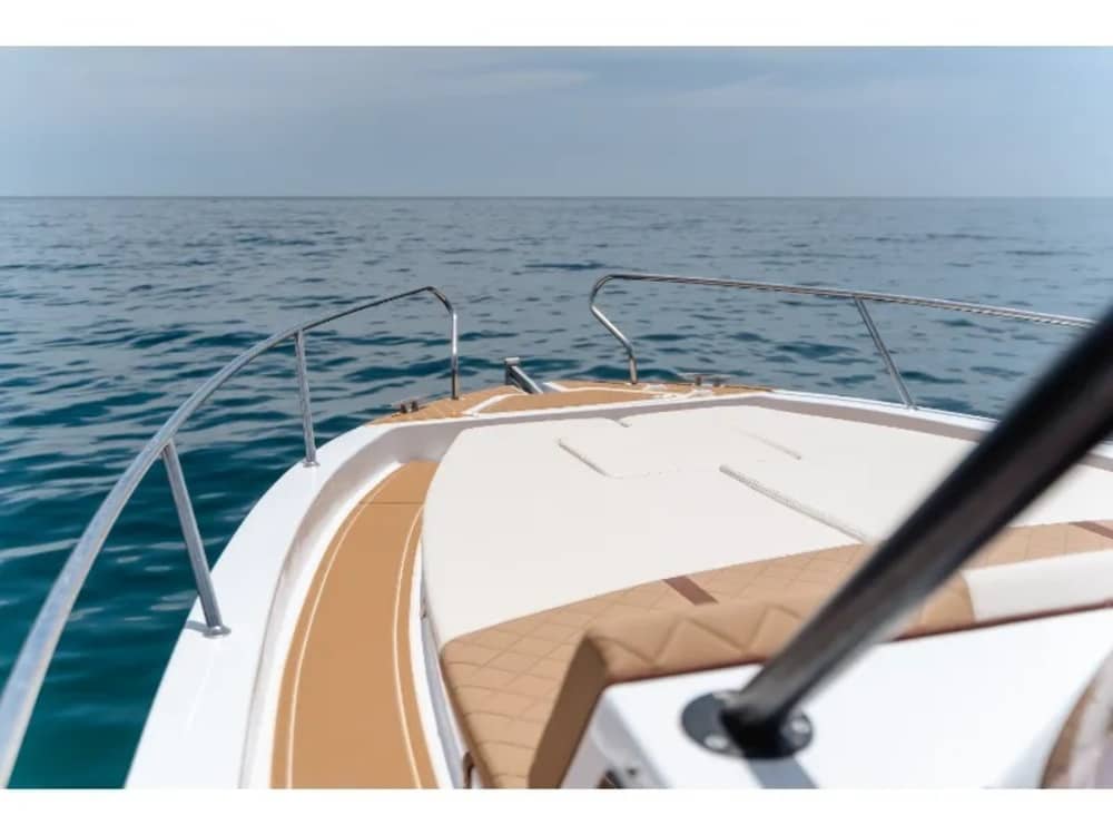 Ihr Tag in La Herradura: Mieten Sie ein Motorboot für einen ganzen Tag voller Entdeckungen