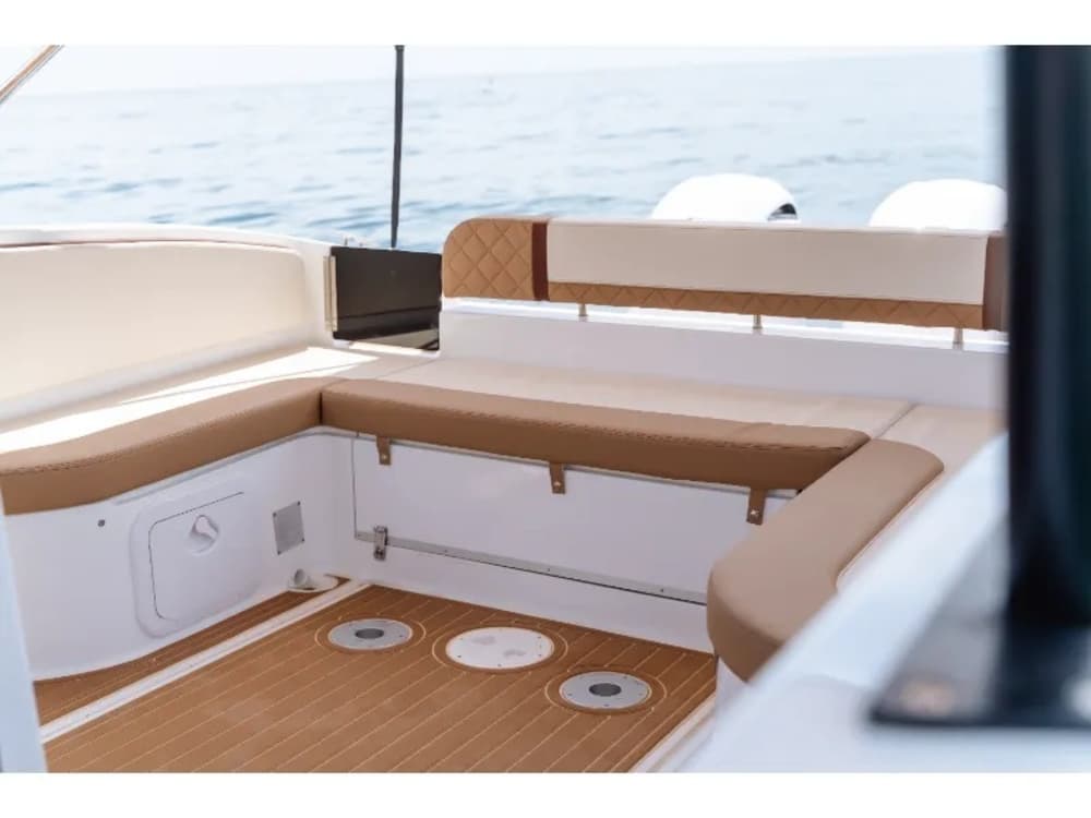 Ihr Tag in La Herradura: Mieten Sie ein Motorboot für einen ganzen Tag voller Entdeckungen