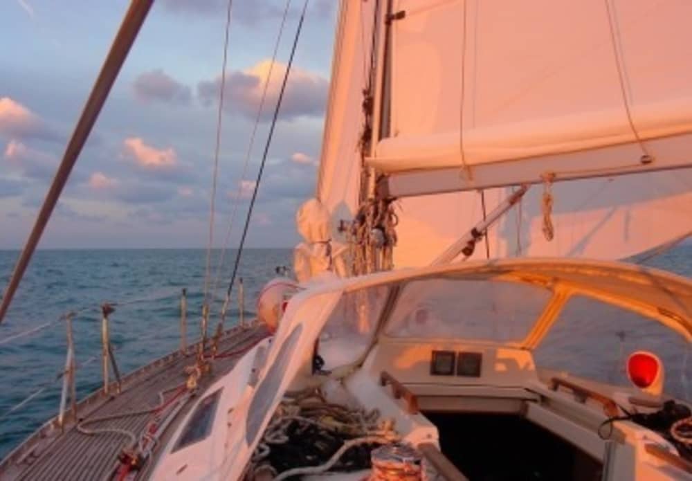 Cap sur le plaisir : une journée complète de navigation authentique à Deauville en voilier