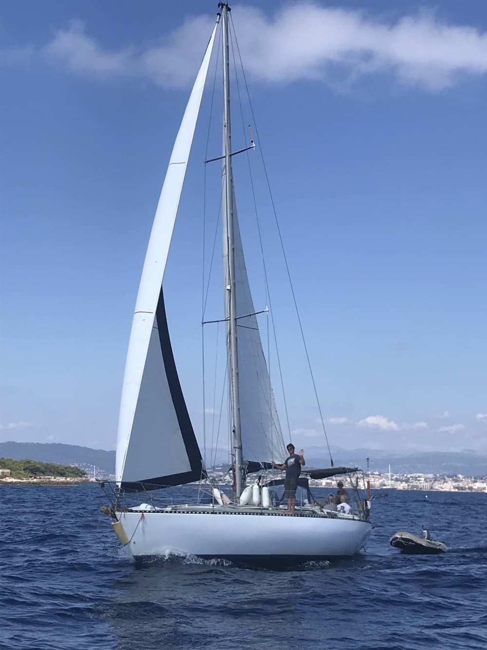 Zet koers naar plezier: een hele dag authentiek zeilen in Cannes op een zeilboot.