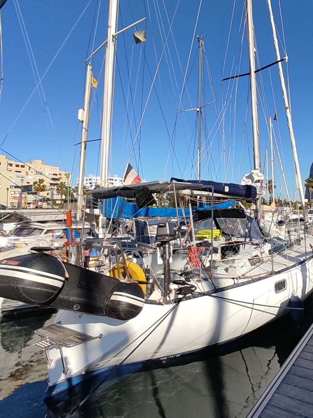 Pon rumbo a la alegría: Un día completo de navegación auténtica en Cannes a bordo de un velero.