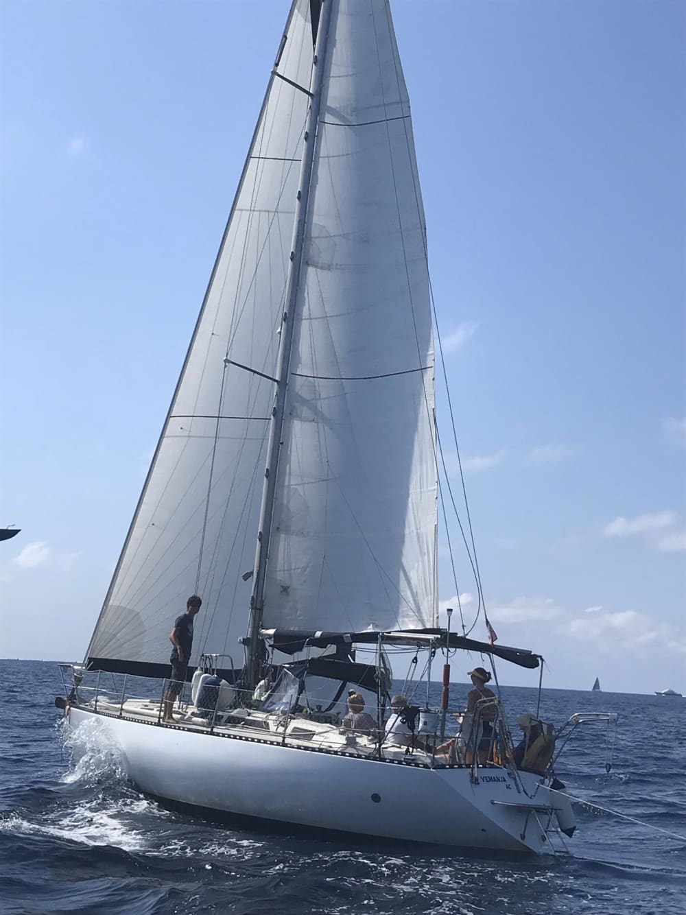 Pon rumbo a la alegría: Un día completo de navegación auténtica en Cannes a bordo de un velero.