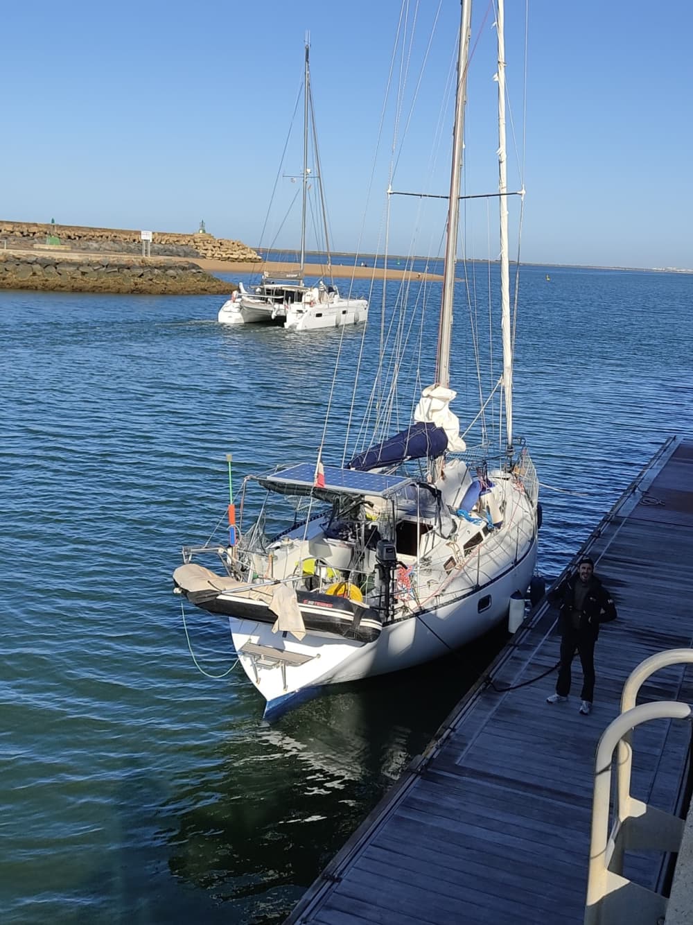 Pon rumbo a la alegría: Un día completo de navegación auténtica en Cannes a bordo de un velero.