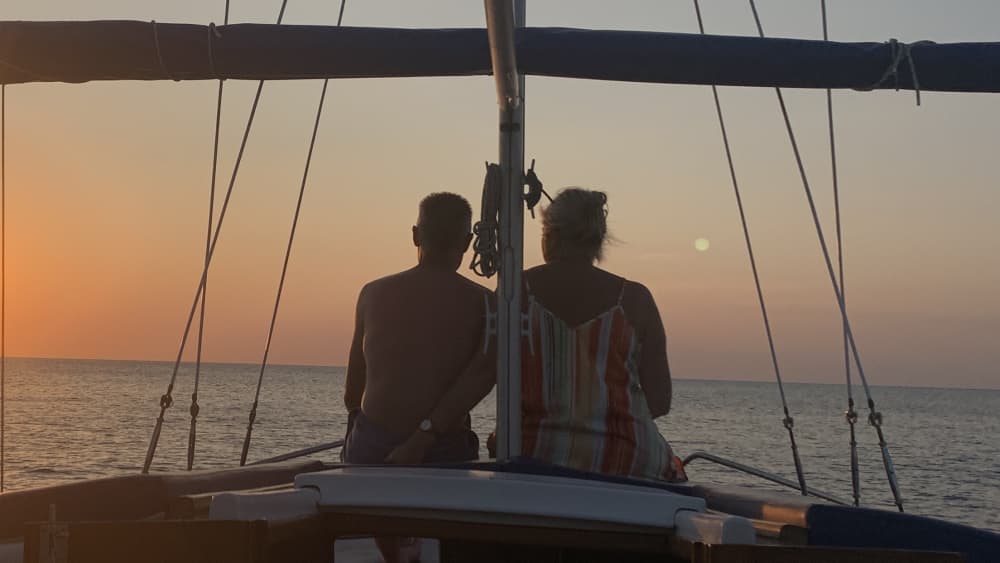 Zonsondergang vanaf de zee aan boord van een traditionele llaut op Ibiza