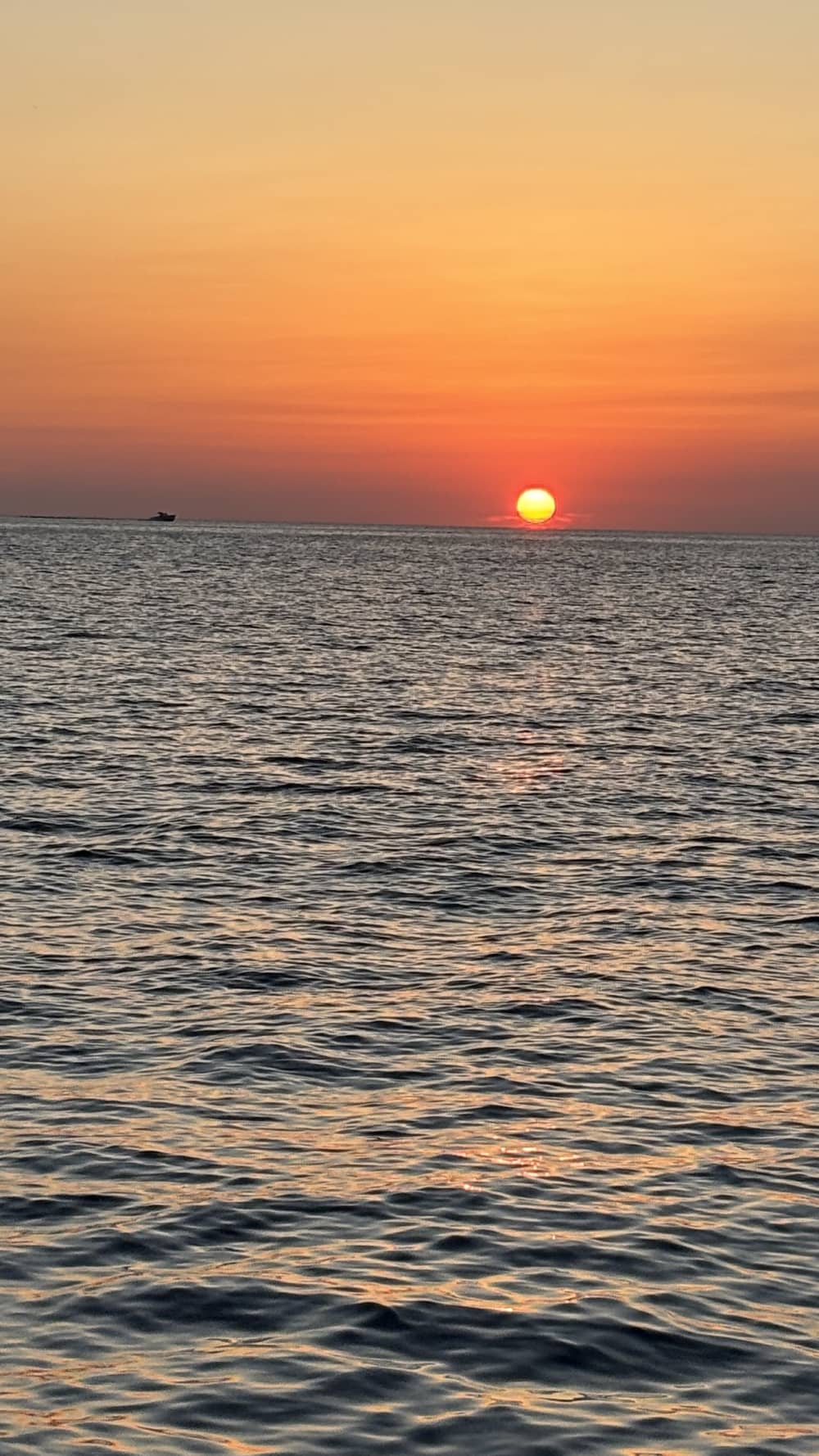 Zonsondergang vanaf de zee aan boord van een traditionele llaut op Ibiza