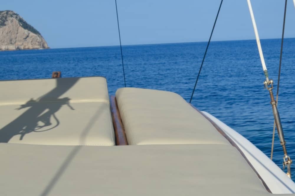 Découvrez Port de Sant Miquel : une journée ensoleillée en bateau à moteur