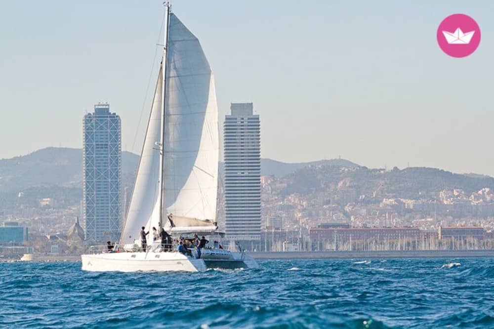Experiencia en Catamarán por Barcelona: tour de 2 horas