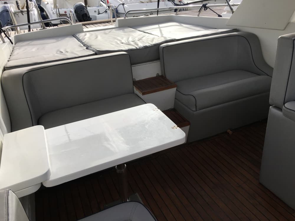 Ваш день в Неаполе: Арендуйте яхту Primatist Abbate G35, чтобы провести целый день, открывая для себя мир природы.