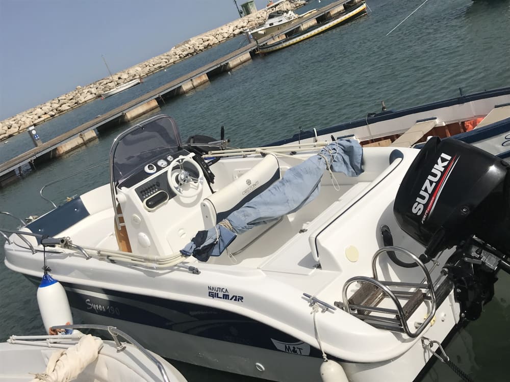 Descubre Siracusa en una lancha motora durante 9 horas.