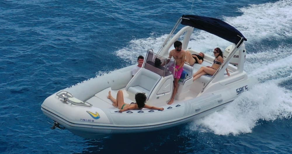 Descubra as margens de Alcúdia: um passeio de um dia inteiro a bordo de uma lancha.