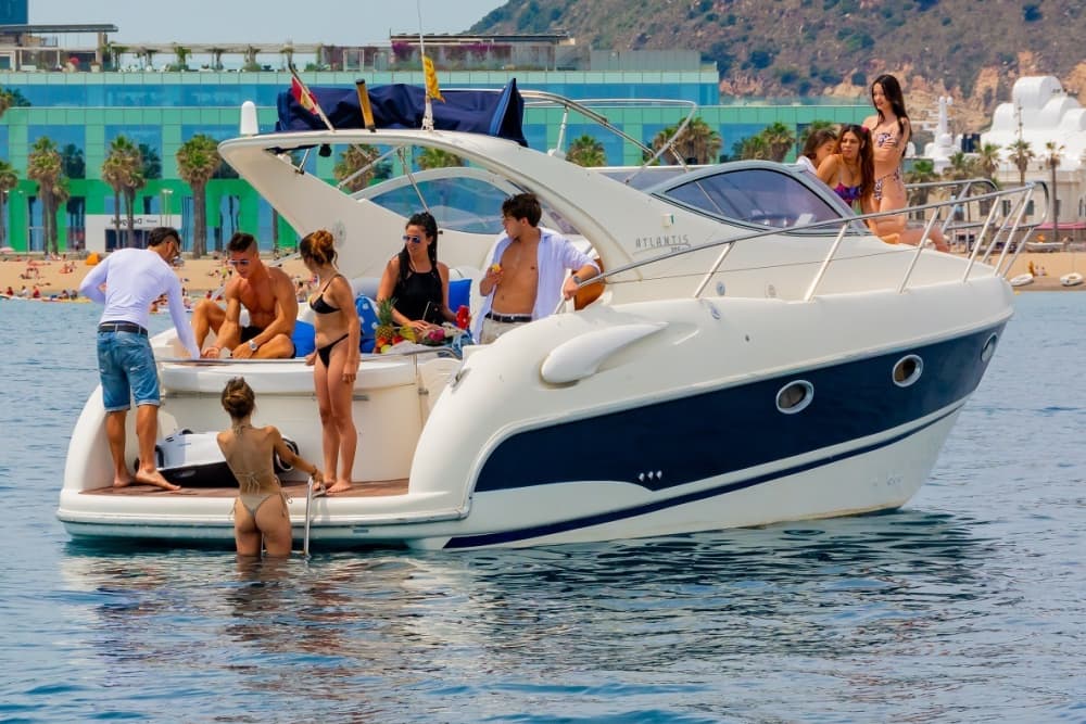 Explora Barcelona por mar: Chárter de 4 horas