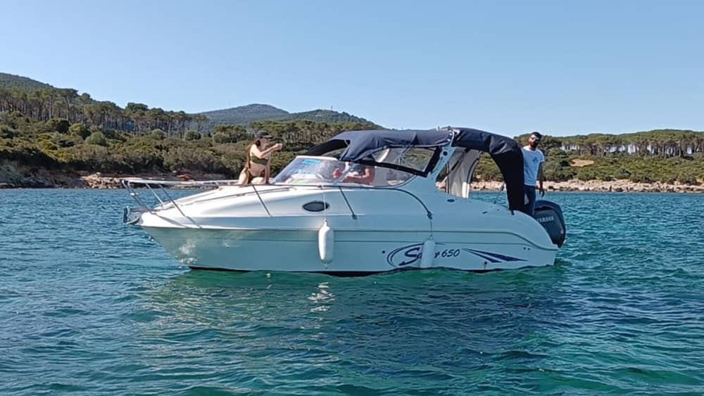 Goditi 7 ore e 30 minuti a bordo di un motoscafo per esplorare Alghero.