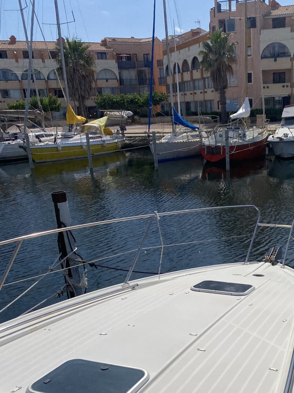 Dedica mezza giornata al relax su un motoscafo a Canet-en-Roussillon.