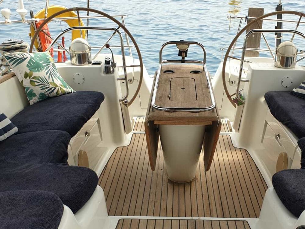 Cap sur le bonheur : une journée complète de navigation authentique à Ibiza en voilier
