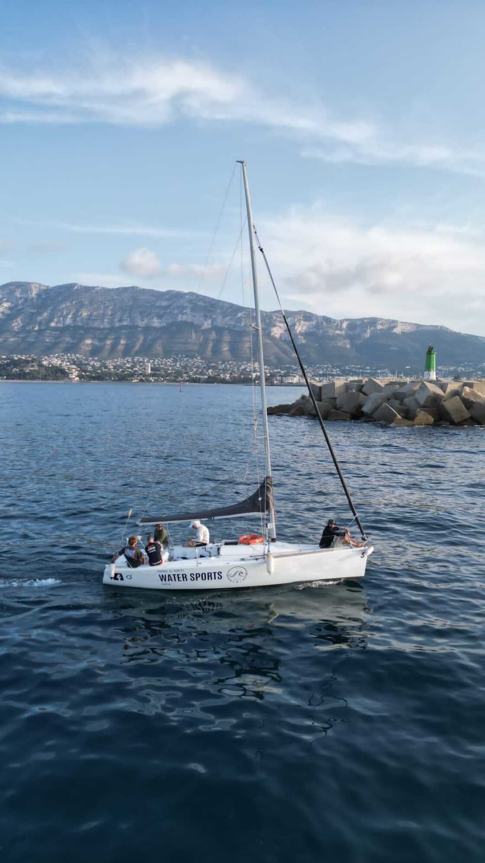 Esperienza di navigazione di un'intera giornata su una barca a vela a Dénia.