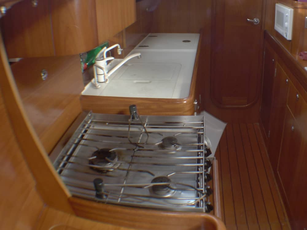 Pon rumbo a la alegría: Un día completo de navegación auténtica en Puerto de Mazarrón a bordo de un velero.