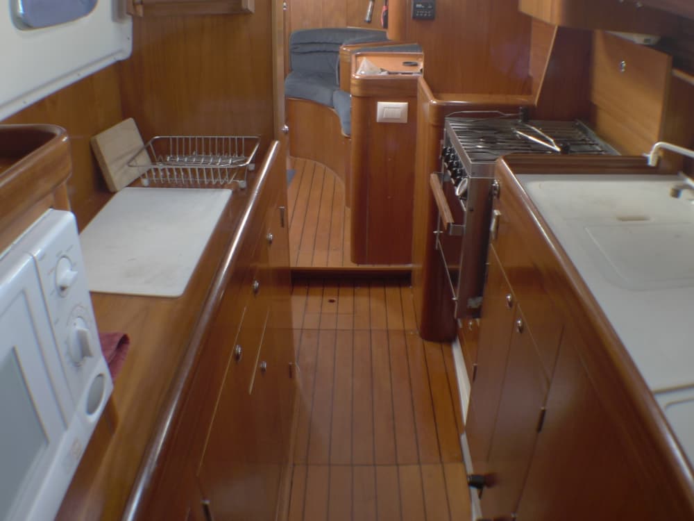 Pon rumbo a la alegría: Un día completo de navegación auténtica en Puerto de Mazarrón a bordo de un velero.