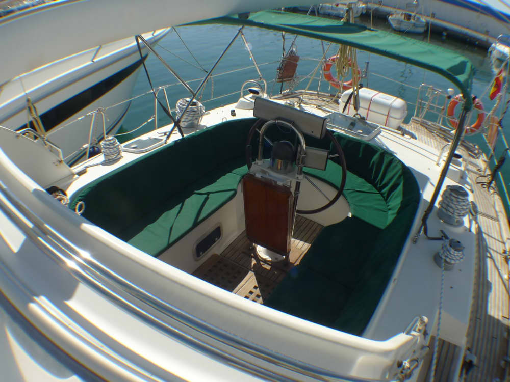 Pon rumbo a la alegría: Un día completo de navegación auténtica en Puerto de Mazarrón a bordo de un velero.