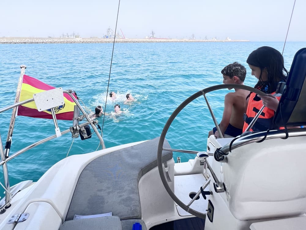 Die Strände von Cádiz mit dem Segelboot erkunden. Dauer: 2 bis 6 Stunden.