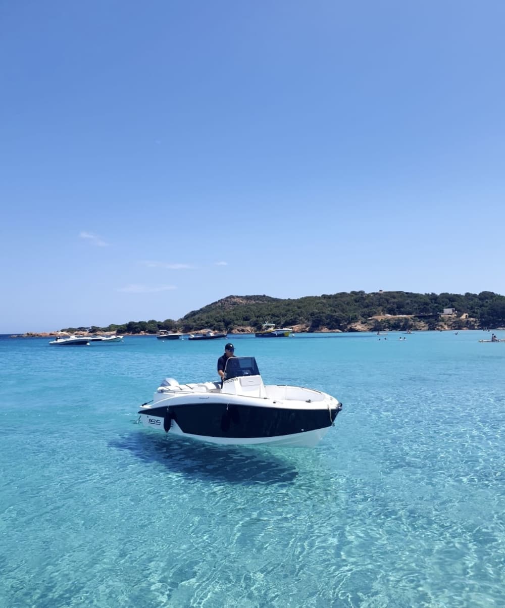 Seu dia na Praia Rondinara: Alugue uma lancha para 9 horas de descoberta.