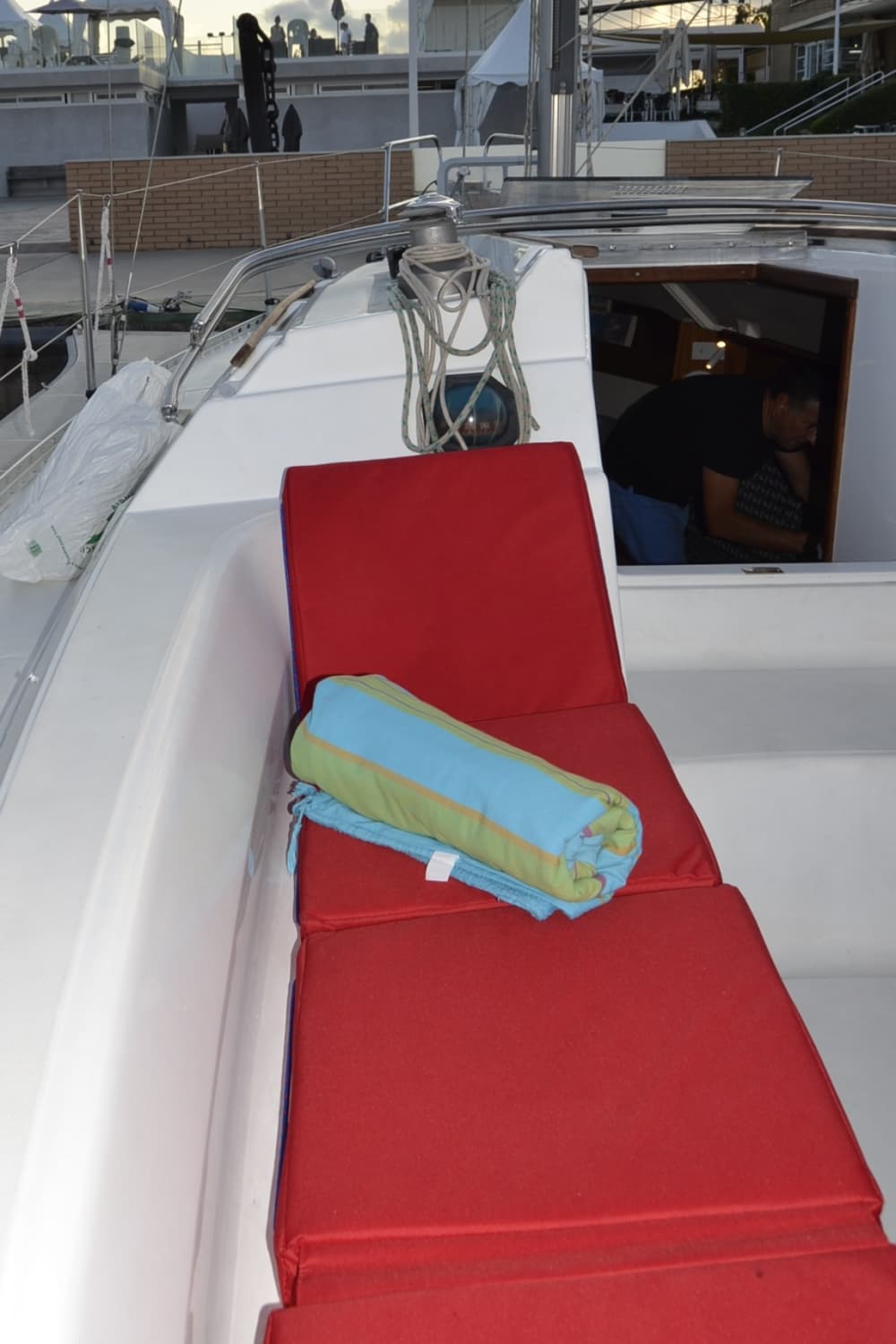 Pon rumbo a la alegría: Un día completo de navegación auténtica en Valencia a bordo de un velero.