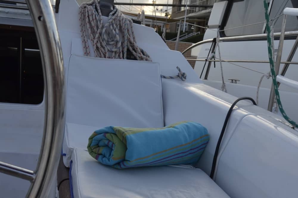 Pon rumbo a la alegría: Un día completo de navegación auténtica en Valencia a bordo de un velero.