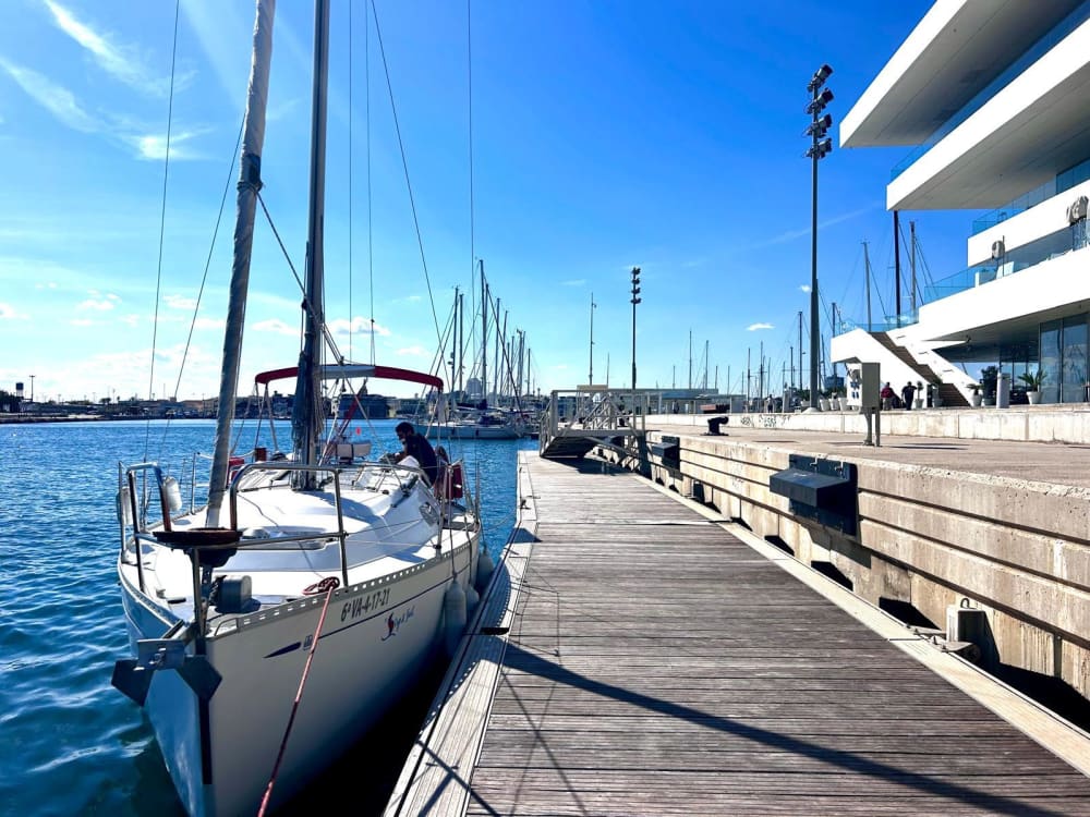 Traccia la rotta verso la gioia: una giornata intera di autentica navigazione a vela a Valencia su una barca a vela.