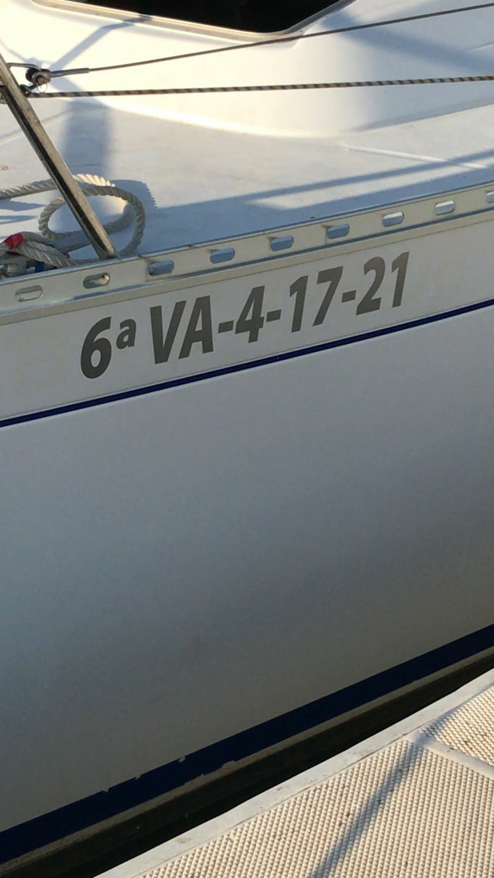 Pon rumbo a la alegría: Un día completo de navegación auténtica en Valencia a bordo de un velero.