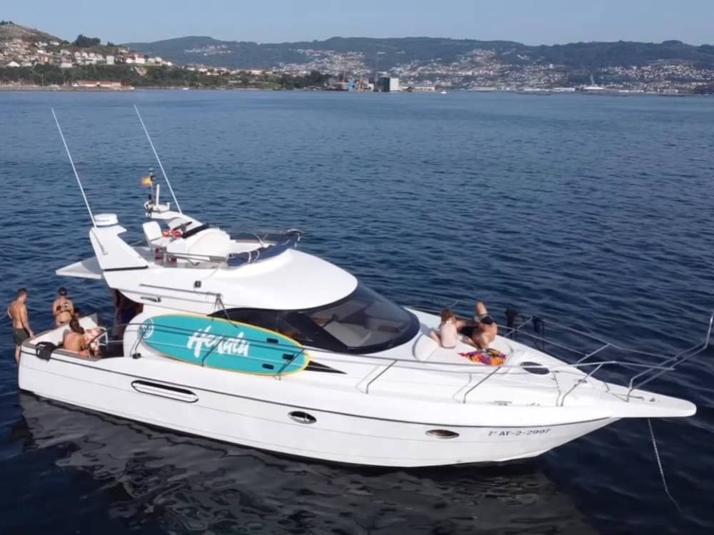 Ihr Tag in Vigo: Mieten Sie ein Motorboot für 8 Stunden Entdeckungstour