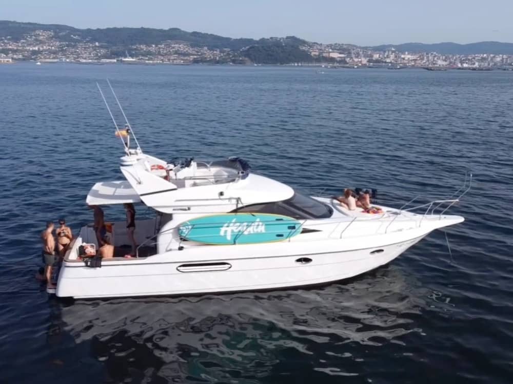 La tua giornata a Vigo: noleggia una barca a motore per 8 ore alla scoperta della città.