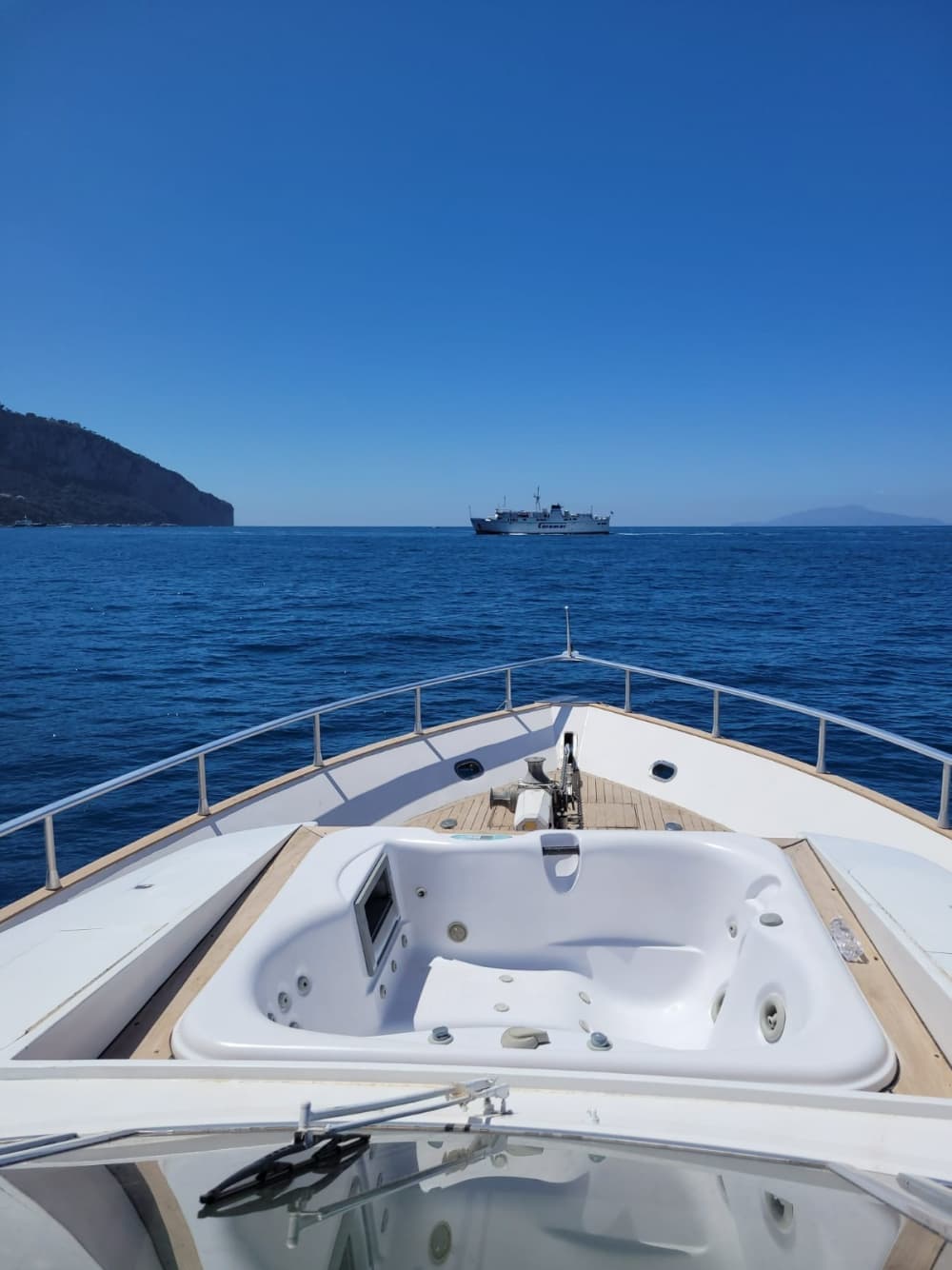 Let yourself be surprised by the charm of Capri, Amalfi or Positano