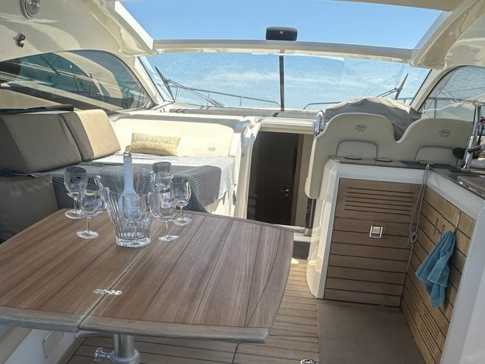 Descubre Saint-Tropez en lancha motora durante 6 horas.