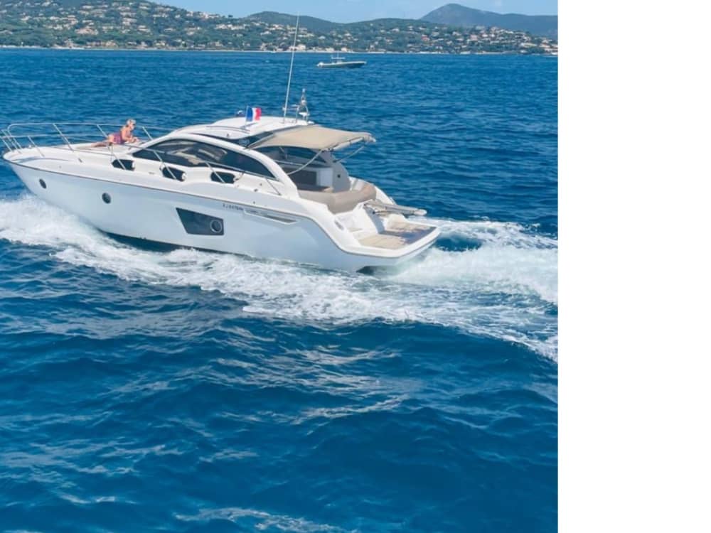 Descubre Saint-Tropez en lancha motora durante 6 horas.