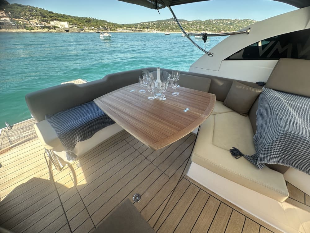 Descubre Saint-Tropez en lancha motora durante 6 horas.