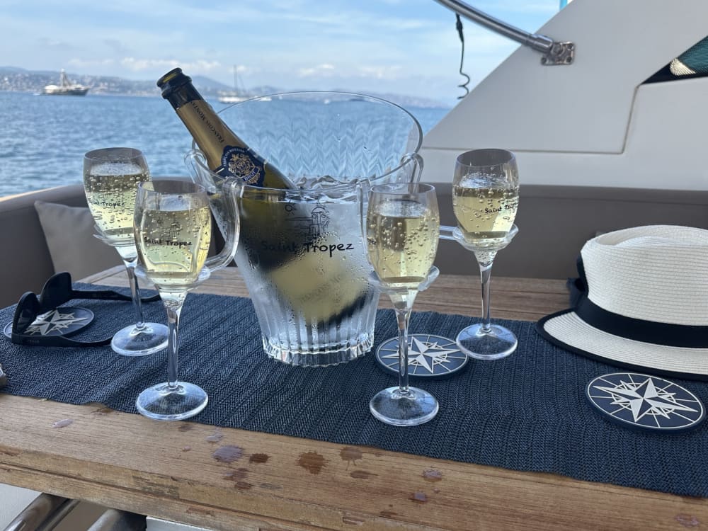 Descubre Saint-Tropez en lancha motora durante 6 horas.