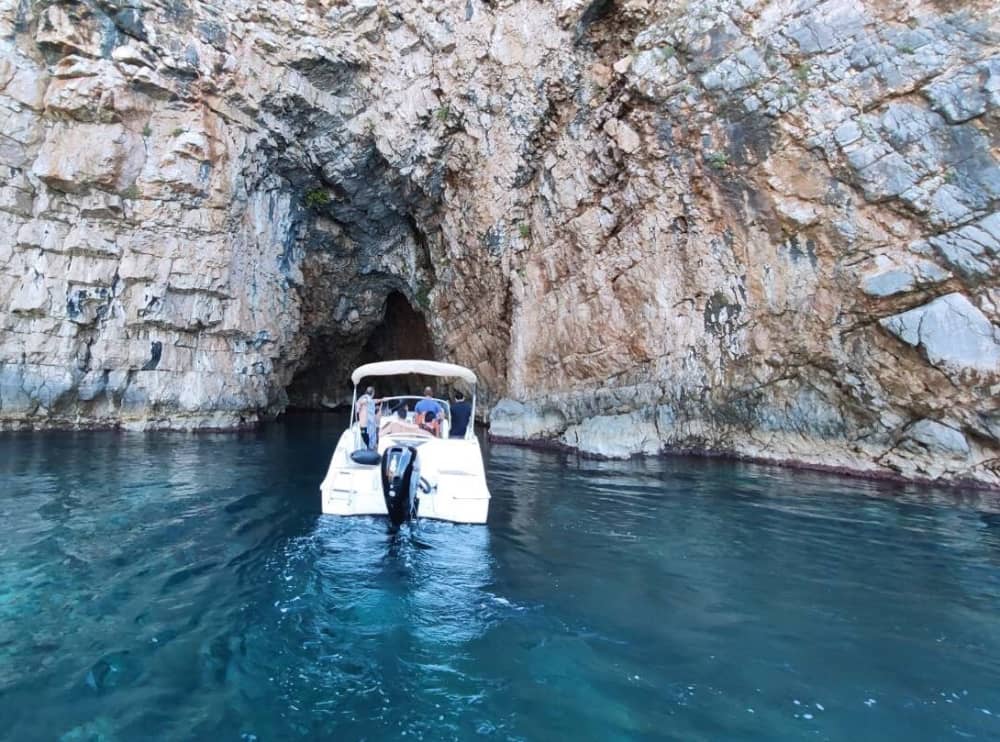 Aproveite o sol em um passeio de barco de 9 horas em Kotor.