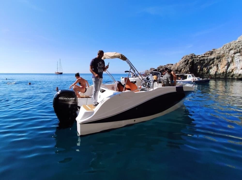Enjoy the sun on a 9h boat trip in Kotor